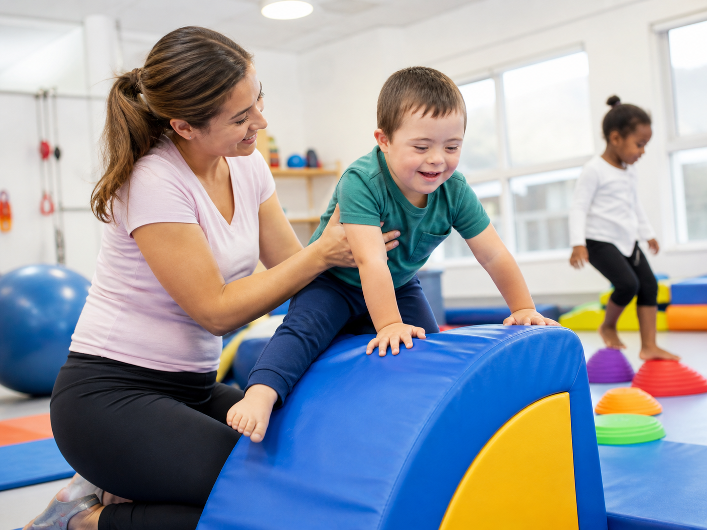 Kinderen gymmen met begeleiding