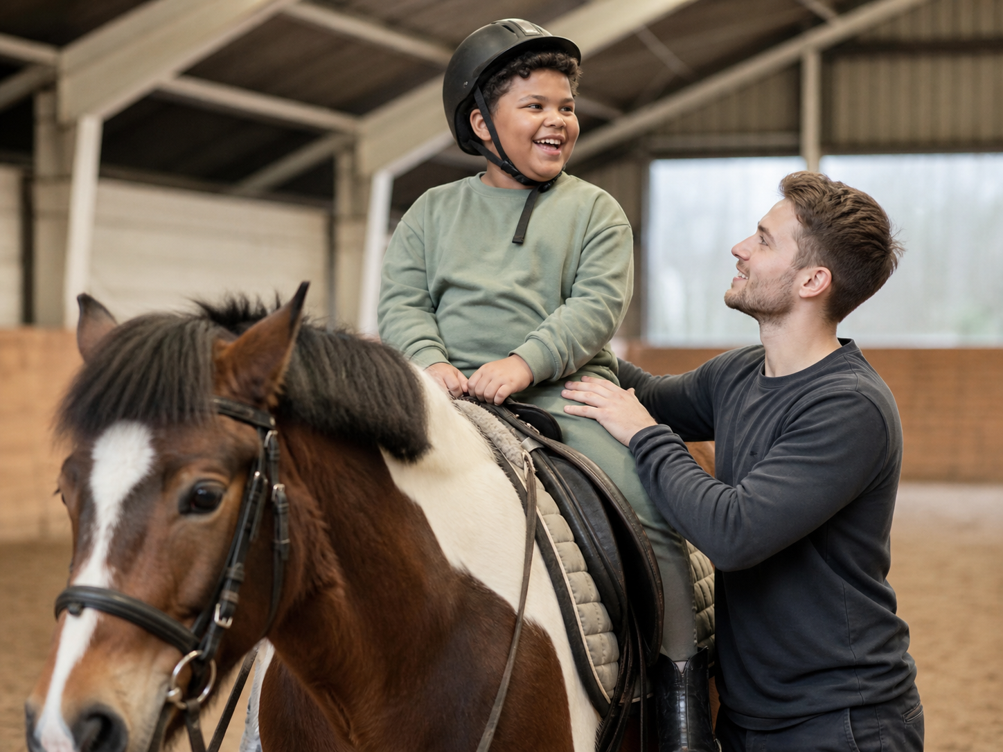 Kind paardrijden met begeleiding